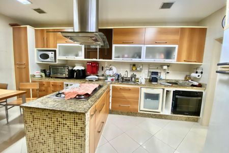 Apartamento à venda com 230m², 4 quartos e 2 vagasCozinha
