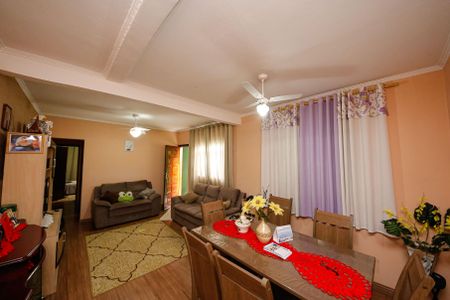 Casa à venda com 200m², 3 quartos e 2 vagasSala