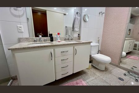 Apartamento à venda com 290m², 3 quartos e 2 vagasBanheiro da Suíte 3