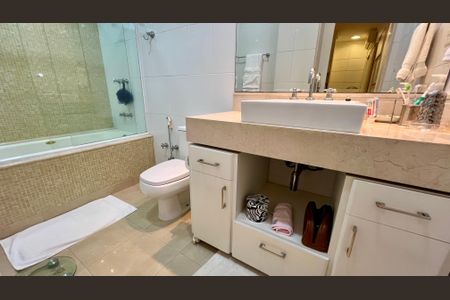 Apartamento à venda com 290m², 3 quartos e 2 vagasBanheiro da Suíte 2