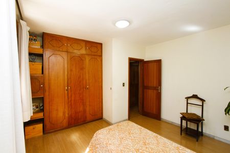 Casa à venda com 340m², 4 quartos e 2 vagasQuarto 2