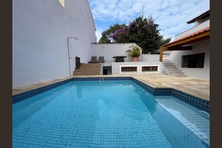 Casa à venda com 449m², 3 quartos e 4 vagas Casa à venda com 449m², 3 quartos e 4 vagasPiscina