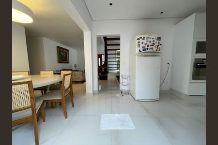 Casa à venda com 449m², 3 quartos e 4 vagas Casa à venda com 449m², 3 quartos e 4 vagasSala de Jantar