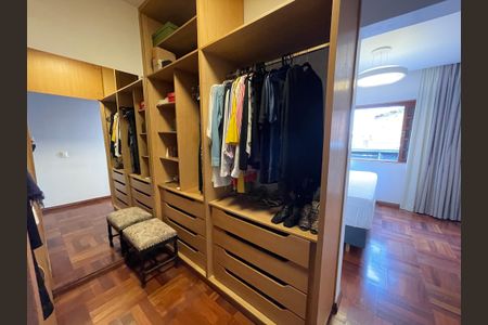 Casa à venda com 449m², 3 quartos e 4 vagas Casa à venda com 449m², 3 quartos e 4 vagasCloset Quarto 3