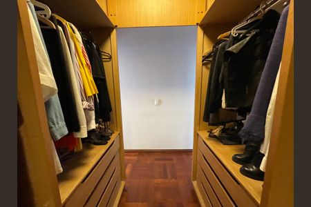 Casa à venda com 449m², 3 quartos e 4 vagas Casa à venda com 449m², 3 quartos e 4 vagasCloset Quarto 3