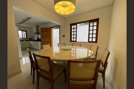 Casa à venda com 449m², 3 quartos e 4 vagas Casa à venda com 449m², 3 quartos e 4 vagasSala de Jantar