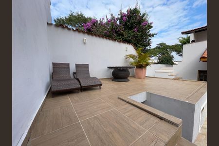 Casa à venda com 449m², 3 quartos e 4 vagas Casa à venda com 449m², 3 quartos e 4 vagasPiscina