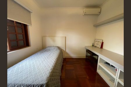 Casa à venda com 449m², 3 quartos e 4 vagas Casa à venda com 449m², 3 quartos e 4 vagasQuarto 2