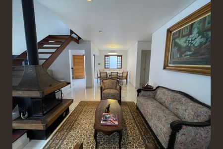 Casa à venda com 449m², 3 quartos e 4 vagas Casa à venda com 449m², 3 quartos e 4 vagasSala