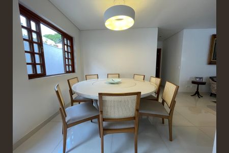 Casa à venda com 449m², 3 quartos e 4 vagas Casa à venda com 449m², 3 quartos e 4 vagasSala de Jantar