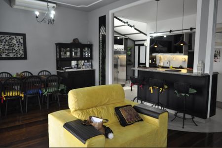 Casa à venda com 206m², 4 quartos e 4 vagasSala