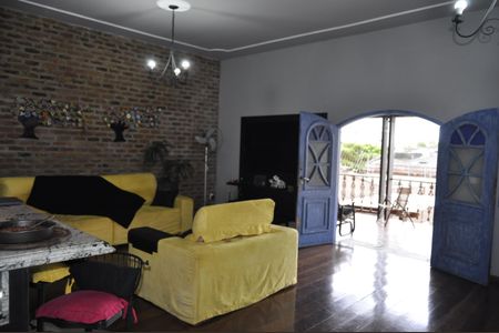 Casa à venda com 206m², 4 quartos e 4 vagasSala