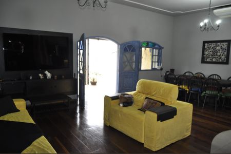 Casa à venda com 206m², 4 quartos e 4 vagasSala