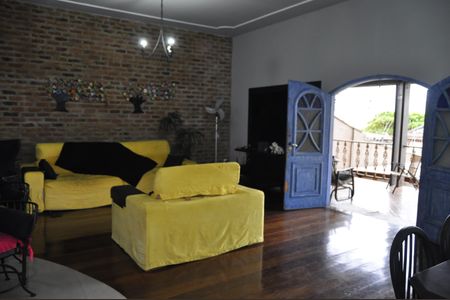 Casa à venda com 206m², 4 quartos e 4 vagasSala