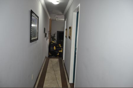 Casa à venda com 206m², 4 quartos e 4 vagasCorredor