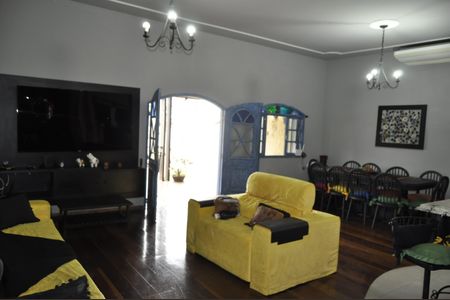 Casa à venda com 206m², 4 quartos e 4 vagasSala