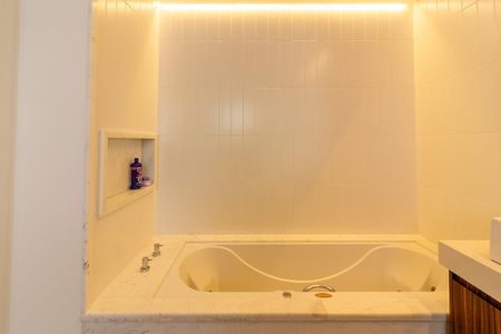 Apartamento à venda com 223m², 4 quartos e 4 vagasBanheiro da Suíte 1