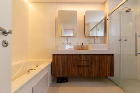 Apartamento à venda com 223m², 4 quartos e 4 vagasBanheiro da Suíte 1