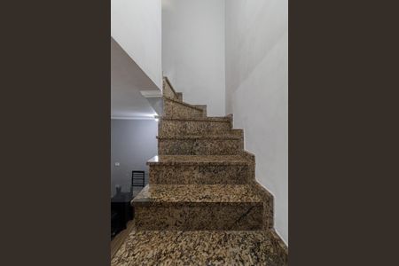 Casa de condomínio à venda com 71m², 2 quartos e 1 vagaEscada