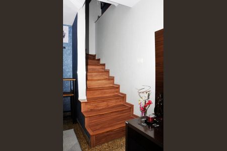 Casa à venda com 140m², 3 quartos e 1 vagaEscada Quartos