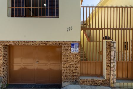 Casa para alugar com 114m², 2 quartos e 2 vagasFachada + Plaquinha