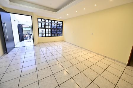 Sala de casa para alugar com 4 quartos, 254m² em Serrinha, Goiânia