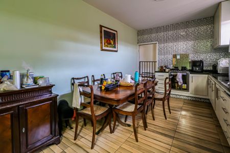 Casa à venda com 180m², 5 quartos e 2 vagas Casa à venda com 180m², 5 quartos e 2 vagasCozinha