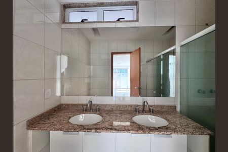 Apartamento à venda com 194m², 3 quartos e 2 vagasBanheiro da Suíte 3