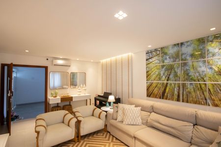 Casa à venda com 390m², 3 quartos e 5 vagas Casa à venda com 390m², 3 quartos e 5 vagasSala