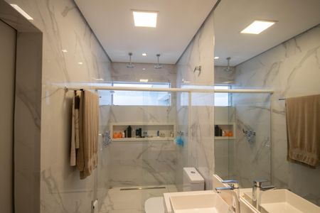 Casa à venda com 390m², 3 quartos e 5 vagas Casa à venda com 390m², 3 quartos e 5 vagasBanheiro da Suíte 1