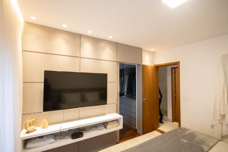 Casa à venda com 390m², 3 quartos e 5 vagas Casa à venda com 390m², 3 quartos e 5 vagasSuíte 1