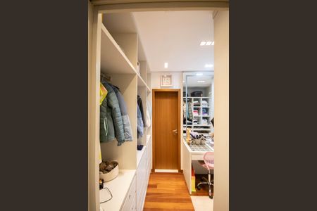 Casa à venda com 390m², 3 quartos e 5 vagas Casa à venda com 390m², 3 quartos e 5 vagasCloset da suíte 2