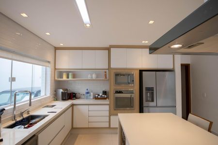 Casa à venda com 390m², 3 quartos e 5 vagas Casa à venda com 390m², 3 quartos e 5 vagasCozinha