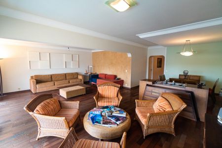 Casa à venda com 589m², 4 quartos e 3 vagas Casa à venda com 589m², 4 quartos e 3 vagasSala