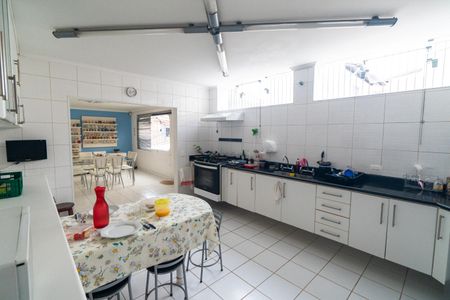 Casa à venda com 589m², 4 quartos e 3 vagas Casa à venda com 589m², 4 quartos e 3 vagasCozinha