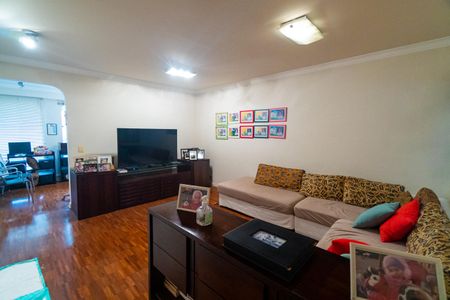 Casa à venda com 589m², 4 quartos e 3 vagas Casa à venda com 589m², 4 quartos e 3 vagasSala de TV