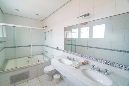 Casa à venda com 589m², 4 quartos e 3 vagas Casa à venda com 589m², 4 quartos e 3 vagasBanheiro da Suíte 4