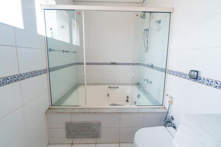 Casa à venda com 589m², 4 quartos e 3 vagas Casa à venda com 589m², 4 quartos e 3 vagasBanheiro da Suíte 4 Detalhe