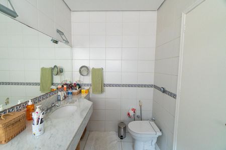 Casa à venda com 589m², 4 quartos e 3 vagas Casa à venda com 589m², 4 quartos e 3 vagasBanheiro da Suíte 1