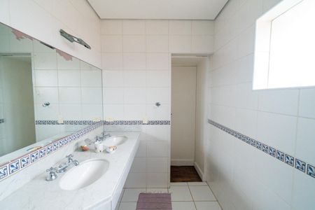 Casa à venda com 589m², 4 quartos e 3 vagas Casa à venda com 589m², 4 quartos e 3 vagasBanheiro da Suíte 4