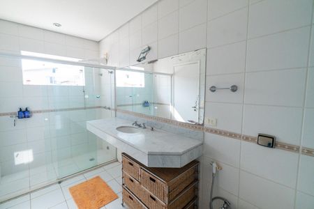 Casa à venda com 589m², 4 quartos e 3 vagas Casa à venda com 589m², 4 quartos e 3 vagasBanheiro da Suíte 2