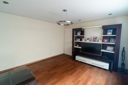 Casa à venda com 589m², 4 quartos e 3 vagas Casa à venda com 589m², 4 quartos e 3 vagasSala de TV