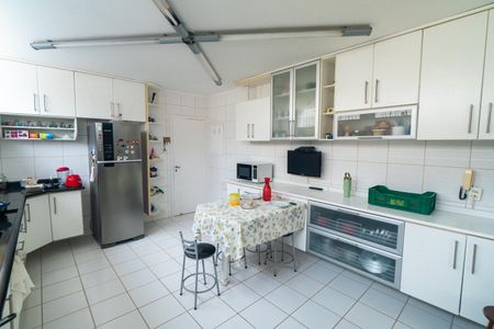 Casa à venda com 589m², 4 quartos e 3 vagas Casa à venda com 589m², 4 quartos e 3 vagasCozinha