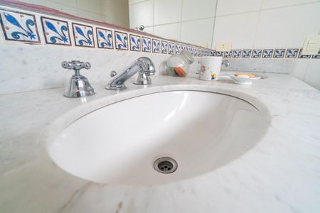 Casa à venda com 589m², 4 quartos e 3 vagas Casa à venda com 589m², 4 quartos e 3 vagasBanheiro da Suíte 4