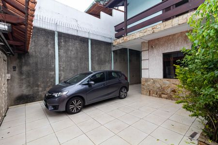 Casa para alugar com 140m², 4 quartos e 5 vagas Casa para alugar com 140m², 4 quartos e 5 vagasGaragem