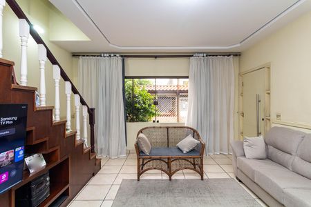 Casa para alugar com 140m², 4 quartos e 5 vagas Casa para alugar com 140m², 4 quartos e 5 vagasSala