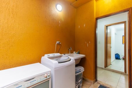 Casa à venda com 300m², 6 quartos e 3 vagasCasa 2 - Área de Serviço