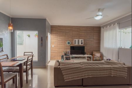 Casa à venda com 99m², 3 quartos e 2 vagasSala