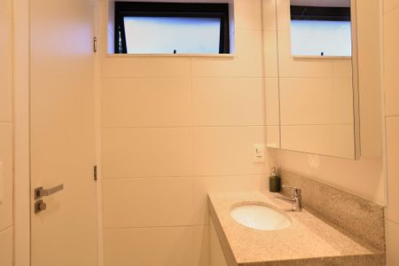 Apartamento à venda com 120m², 2 quartos e 2 vagas Apartamento à venda com 120m², 2 quartos e 2 vagasBanheiro da Suíte