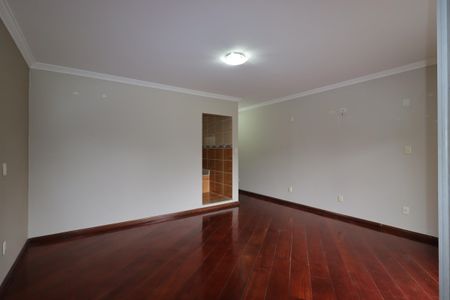 Casa à venda com 240m², 3 quartos e 5 vagasSuíte